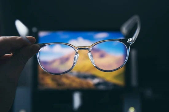 الضوء الأزرق والعين