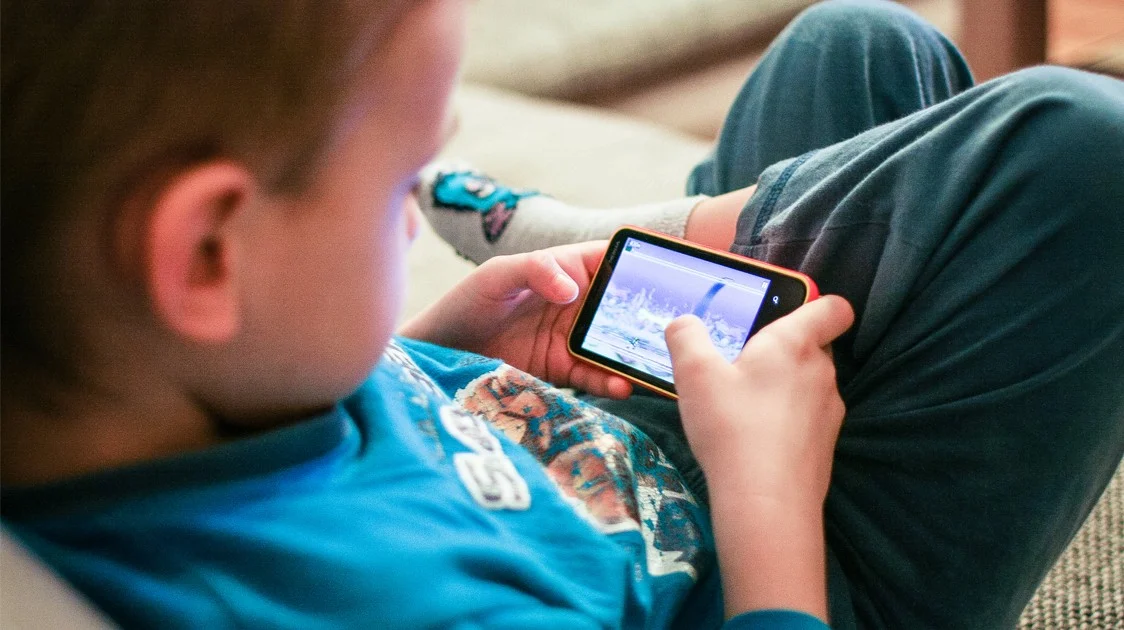تأثير الألعاب الإلكترونية على بصر الطفل