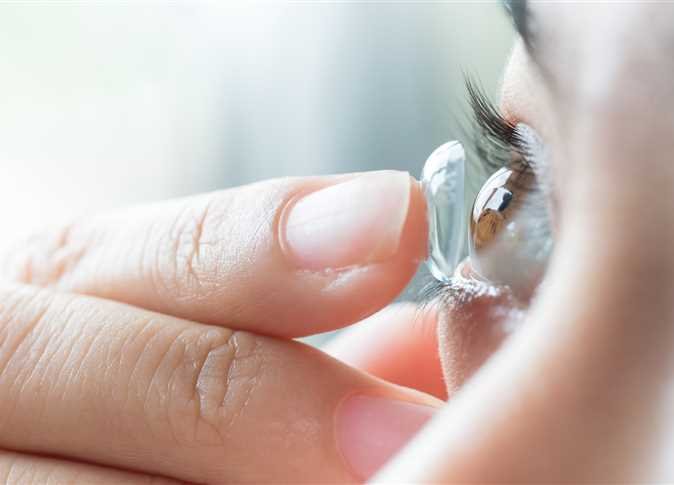 أخطاء شائعة عند استخدام العدسات اللاصقة