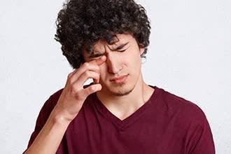 ما أسباب الحكة المستمرة في العين؟