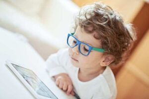 هل كثرة استخدام الأجهزة تزيد خطر قصر النظر عند الأطفال؟