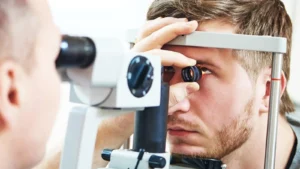 متى يحتاج مستخدم العدسات اللاصقة إلى فحص القرنية؟