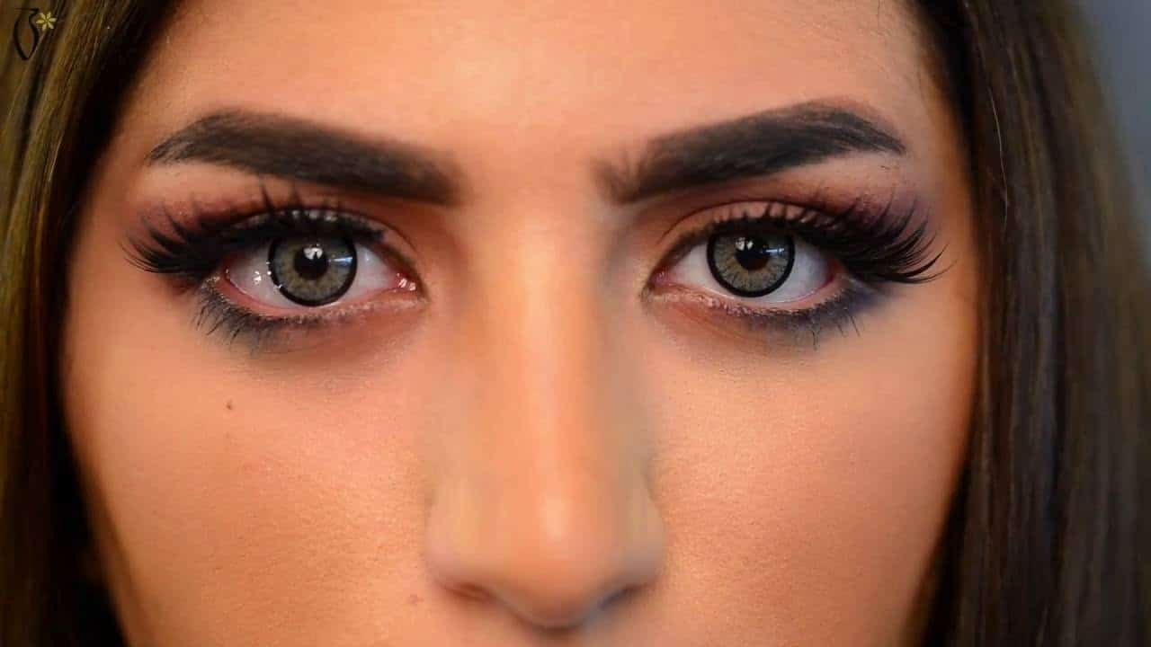 هل تؤثر مستحضرات التجميل على سلامة العدسات اللاصقة؟